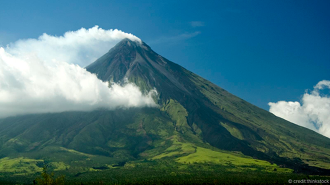 Đứng đầu trong danh sách những ngọn núi lửa đẹp nhất thế giới là núi lửa Mayon, Philippines: Cách Manila 450km về phía đông nam trên đảo Luzon, Mayon là núi lửa hoạt động thường xuyên nhất ở xứ xở vạn đảo, với hơn 49 lần phun trào trong suốt 400 năm qua. Lần phun trào gần đây nhất là hồi tháng 9/2014 khiến hàng nghìn người phải rời bỏ vùng đi nơi khác sinh sống. Núi Mayon cao hơn 2.400m so với mực nước biển, nổi bật với kiểu dáng hình nón cân xứng hoàn hảo. Du khách đến đây sẽ được ngắm cảnh các thị trấn của tỉnh Albay với biển Thái Bình Dương bao quanh.